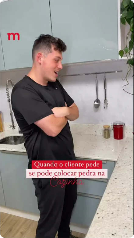 Menino admirado com a cozinha lux
