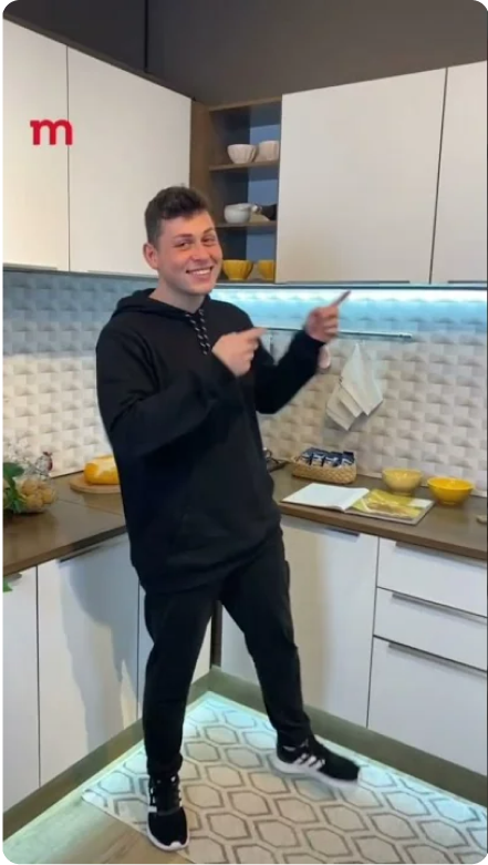 Menino apontando para a cozinha lux